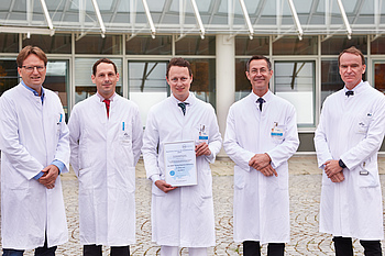 v.li. Prof. Tobias Pukrop (BZKF-Direktor), Prof. Sebastian Haferkamp (Ltd. Oberarzt Dermatologie), Dr. Konstantin Drexler (Oberarzt Dermatologie), Prof. Mark Berneburg (Klinikdirektor Dermatologie), Prof. Oliver Kölbl (Ärztlicher Direktor)